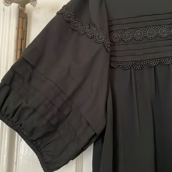 I.Crew top, puff sleeves. Size Xl black, gently used. - Picture 3 of 5